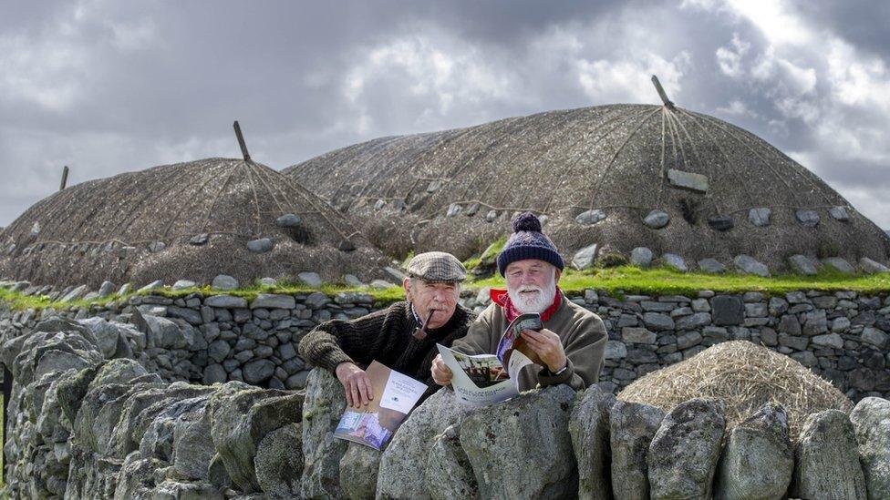 Iain Mac a' Ghobhain agus Nick Green aig Taigh-dubh Àrnoil.