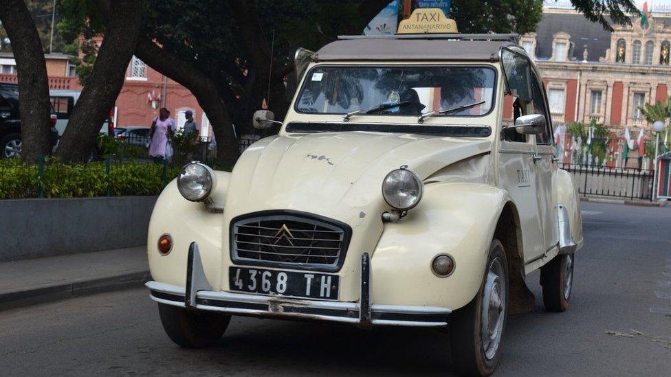 2CV in front of palace