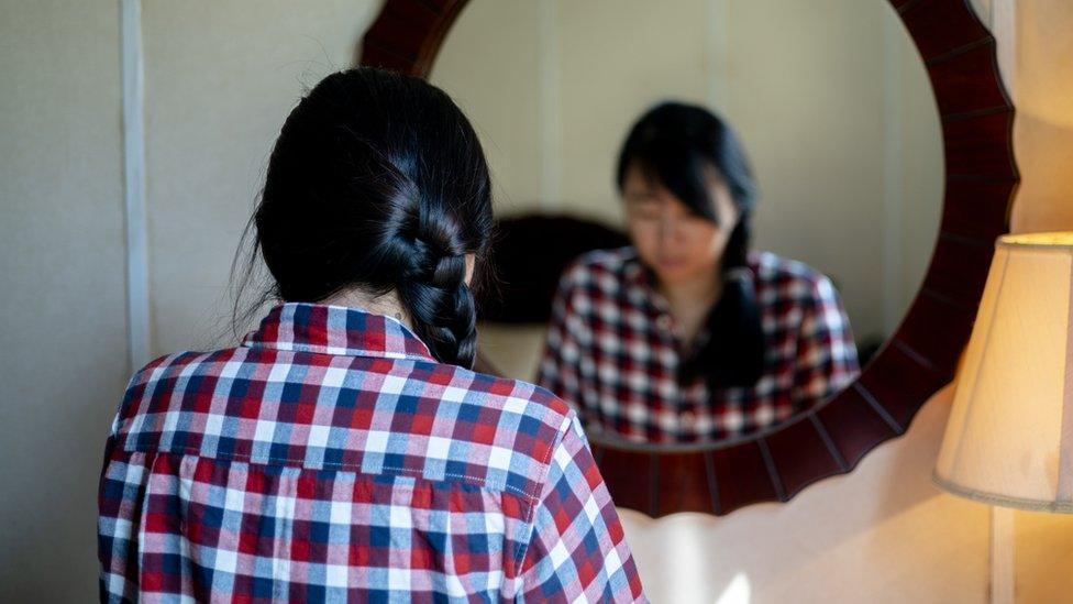 girl-looking-in-mirror.