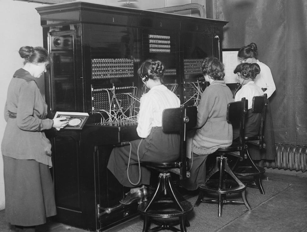 1st November 1919: Switchboard operators at the telephone switchboard oft the House of Commons, London.