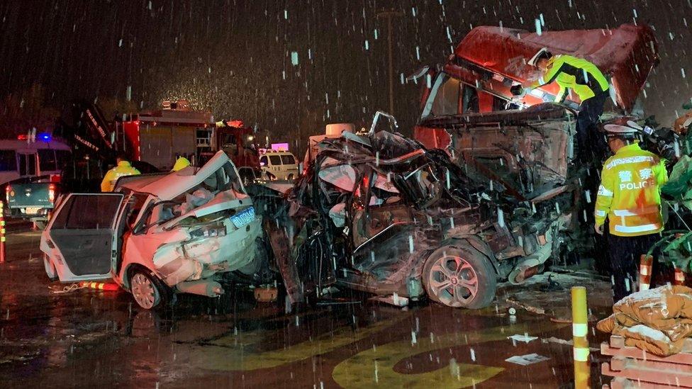 China motorway toll crash: At least 15 dead in Lanzhou - BBC News