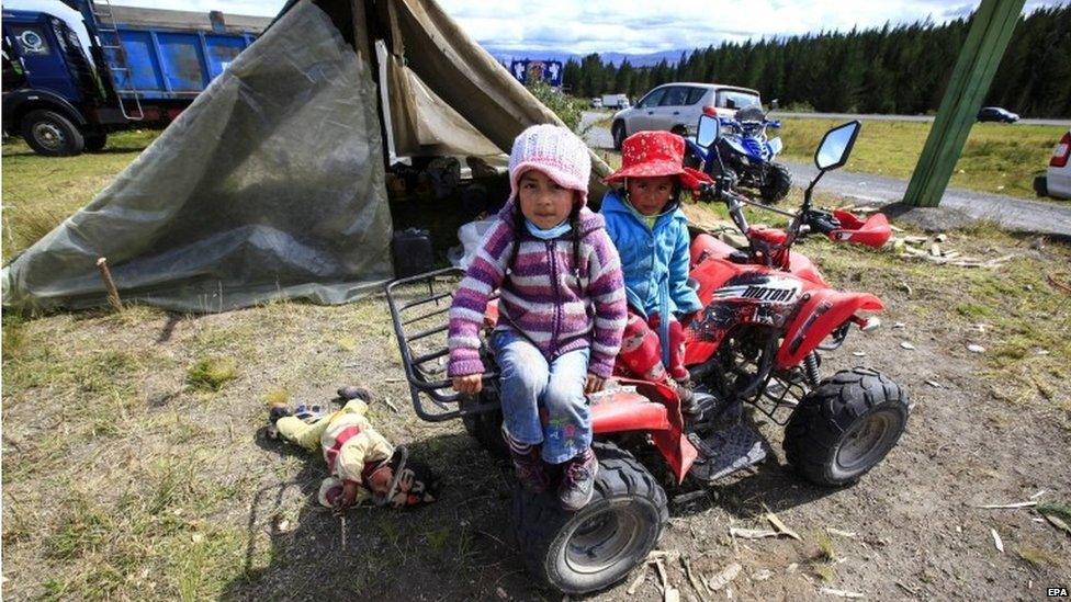 Inhabitants evacuate Santa Rita town in Cotopaxi province on 15 August 2015.