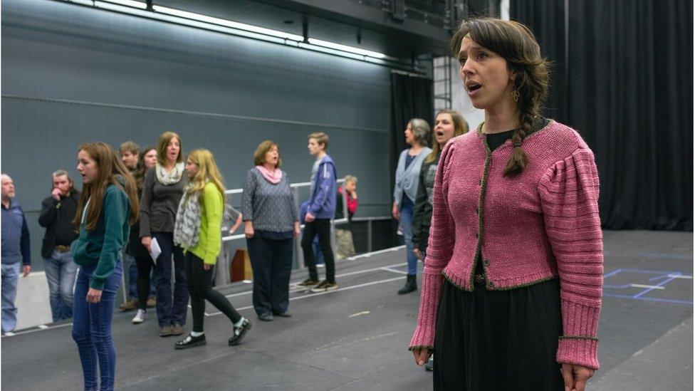 Lisa Jên Brown yn ymarfer gyda chast cymunedol Chwalfa