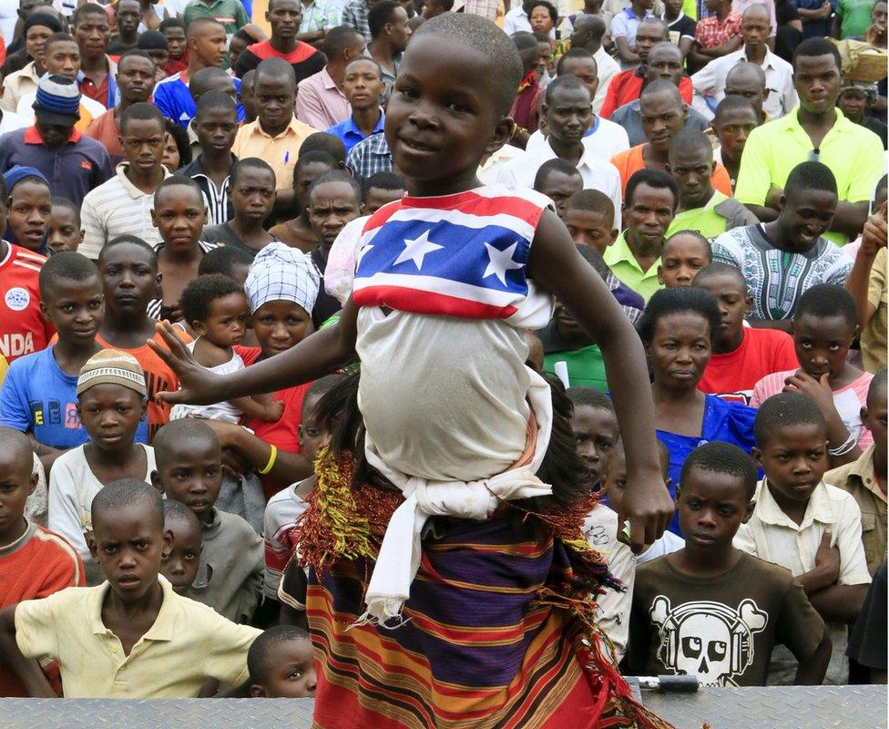 A girl entertains supporters of Amama Mbabazi, former Ugandan prime minister and presidential candidate for The Democratic Alliance (TDA), with traditional dance during a campaign rally ahead of the February 18 presidential election, in Lyantonde town, Uganda January 25, 2016
