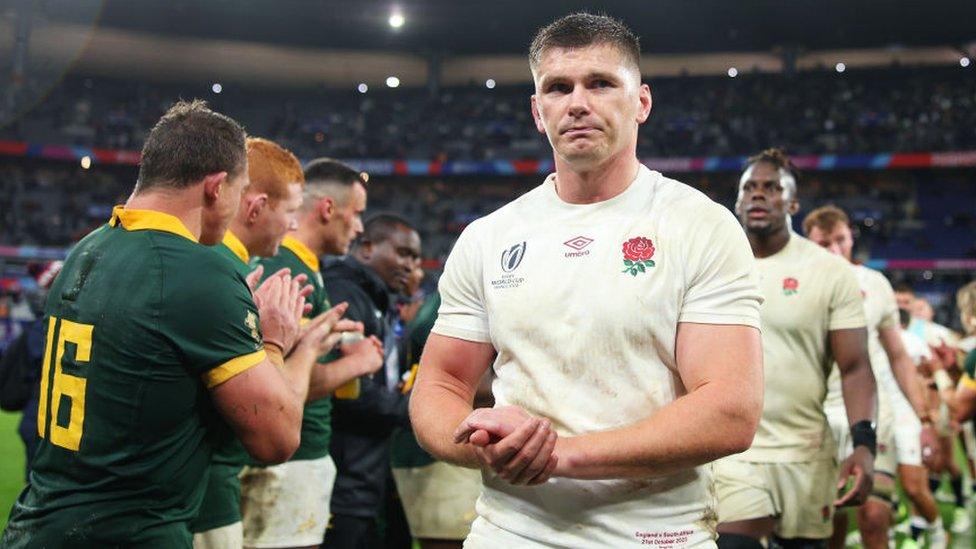 England team being applauded by South Africa team