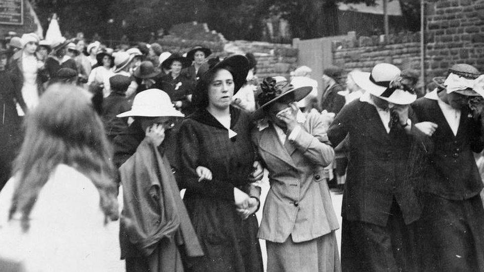 The funeral of a munitions worker