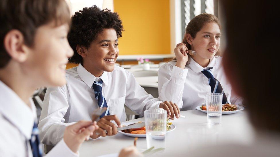 children eating school dinners