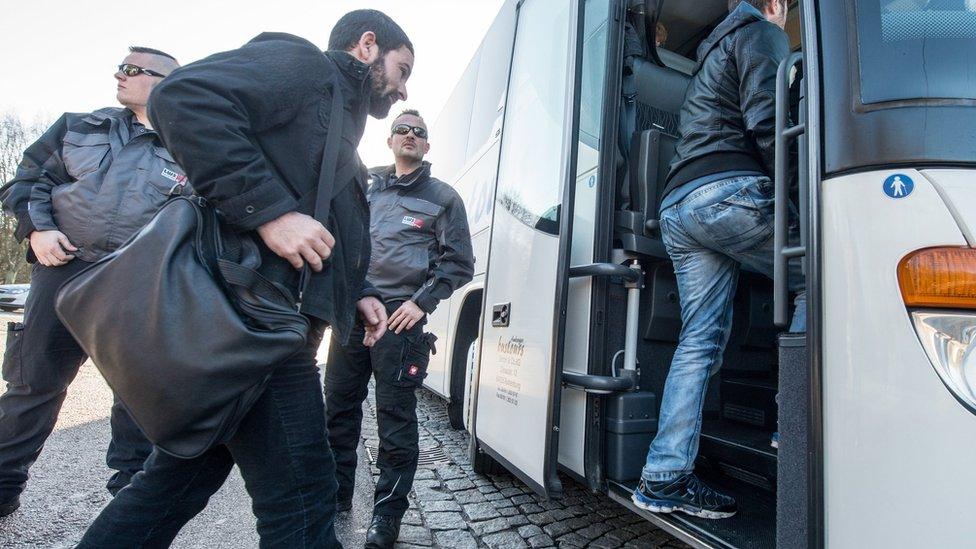 Refugees board a bus near Regenstauf, Germany (14 Jan. 2016)