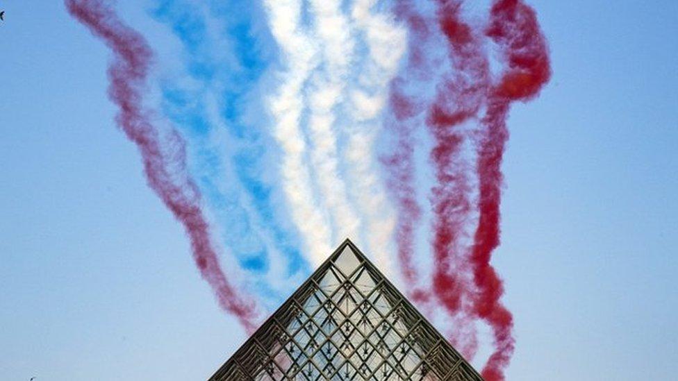 Alpha Jets fly ovber the Louvre