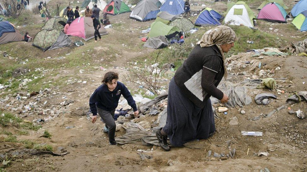 A woman and child in the Idomeni camp (07 March 2016)