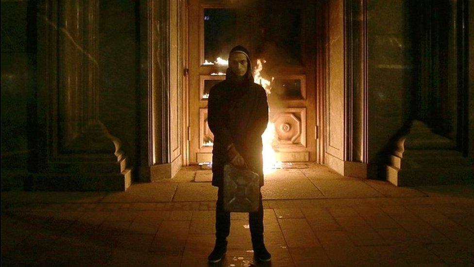 Petr Pavlensky sets FSB HQ door alight November 2015