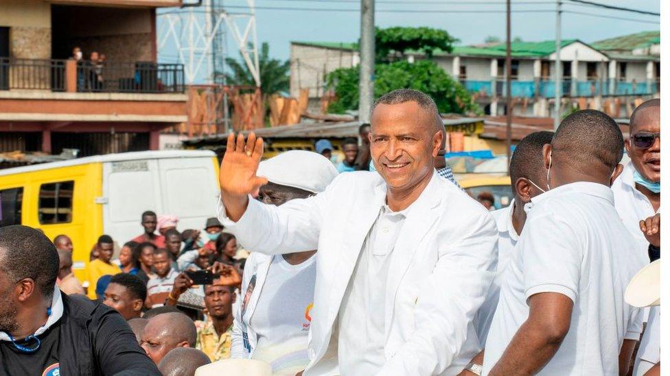 Congolese businessman and opposition leader Moise Katumbi (C) waves to supporters as he returns to Kinshasa on November 6, 2020, for the first time in five years. - Moise Katumbi traveled to Kinshasa from his stronghold of Lubumbashi, south-east Democratic Republic of Congo (DRC), to take part in political talks initiated by DRC President Felix Tshsisekedi.