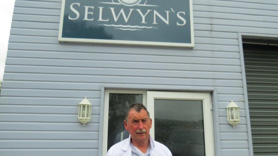 Cwmni Selwyn's, Penclawdd sydd wedi llwyddo i gael lafwr i'r archfarchnadoedd