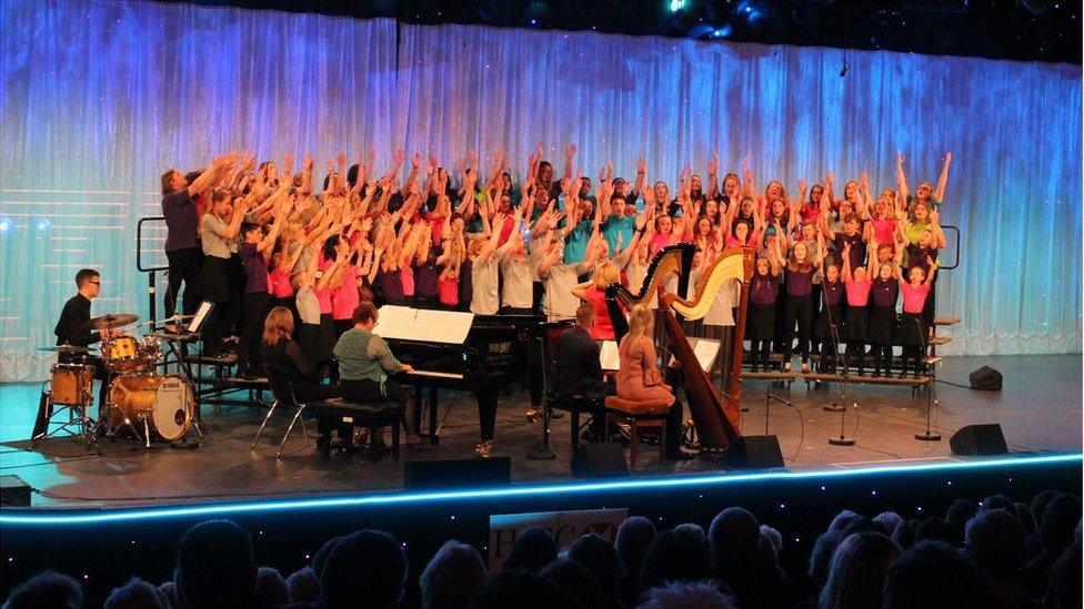 Dwylo i fyny os ydych chi'n aelod o gôr Ieuenctid Môn // Hands up for the Ynys Môn youth choir