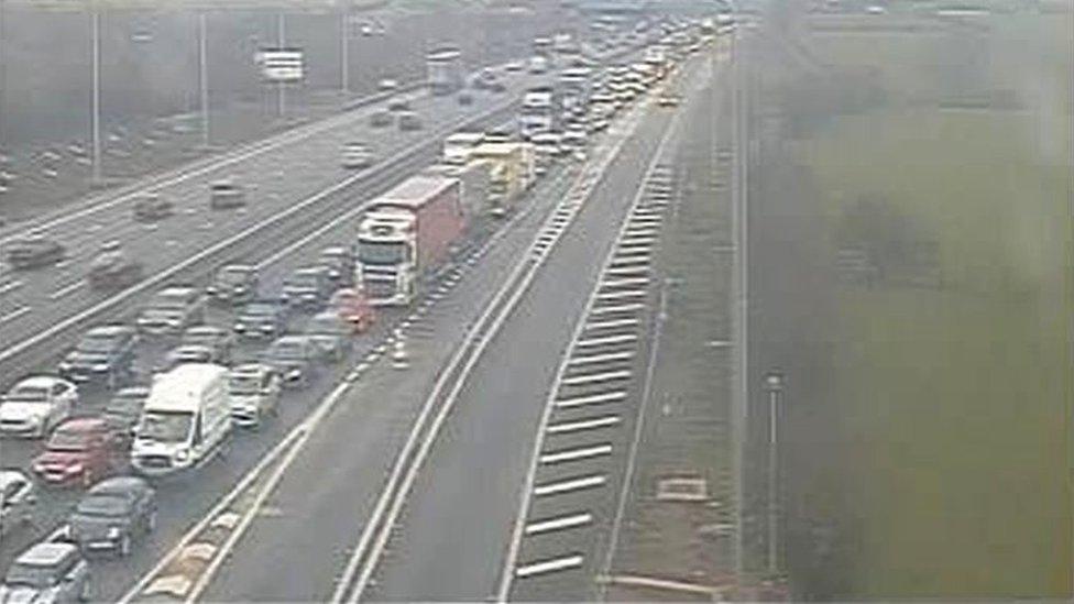 Pothole repairs cause M1 Leicestershire tailbacks