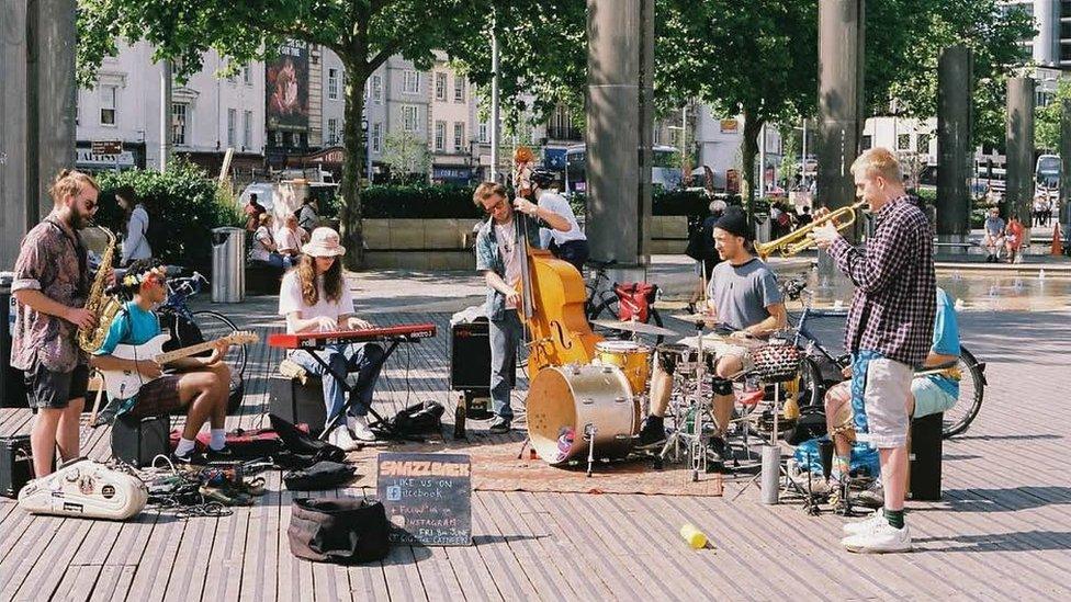 Snazzback busking