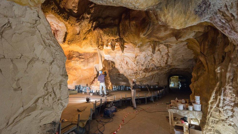 Experts replicating the Cosquer cave