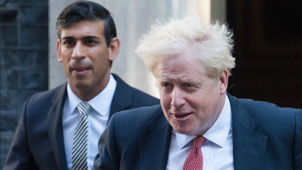 Mae Boris Johnson a Rishi Sunak wedi gwrthod galwadau arnynt i ymddiswyddo