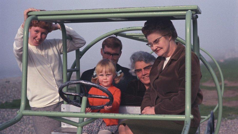 Janet, John a Susan, plant Geoff Charles gyda'u mam