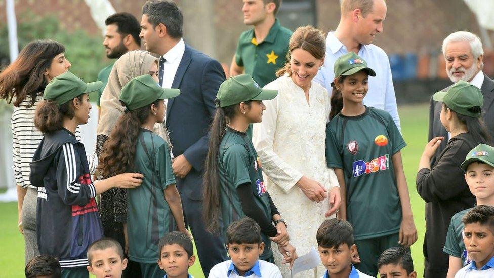 duke-and-duchess-of-cambridge-with-children.