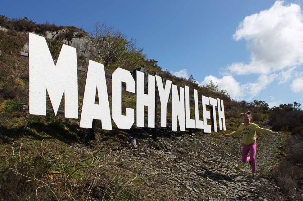 Arwydd Machynlleth fel un Hollywood