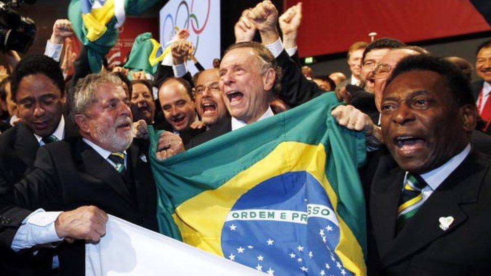 Brazil's President Luiz Inacio Lula da Silva (L), Rio 2016 bid President Carlos Arthur Nuzman (C) and Brazilian football legend Pele (R) celebrate Rio securing the Games