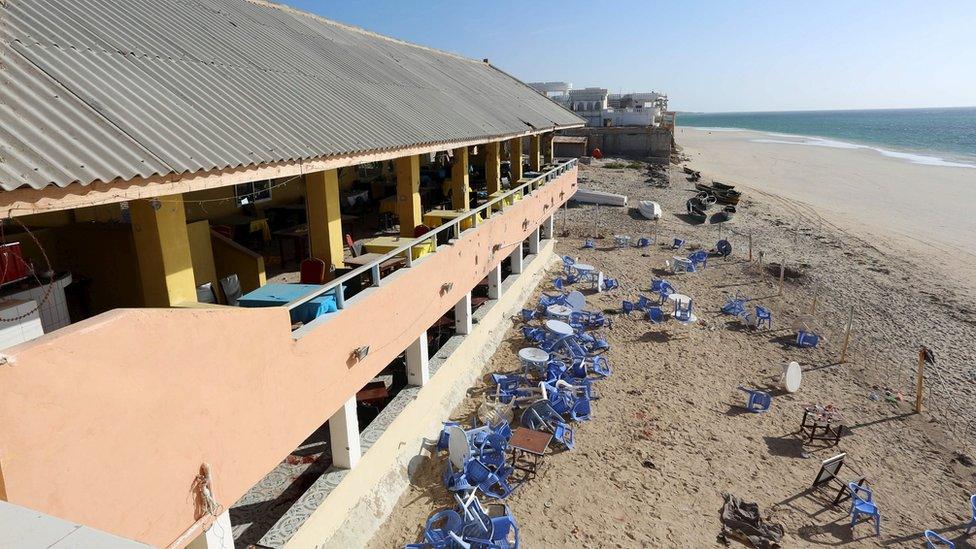 beach view cafe on lido beach