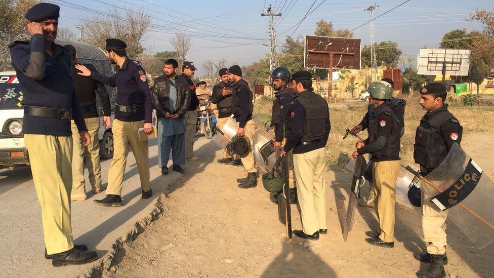 Police outside Haripur jail, Pakistan (7 Feb 2018)