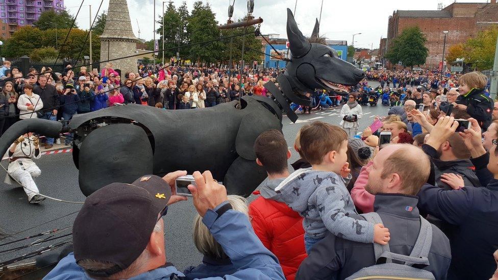 Xolo the dog and crowds