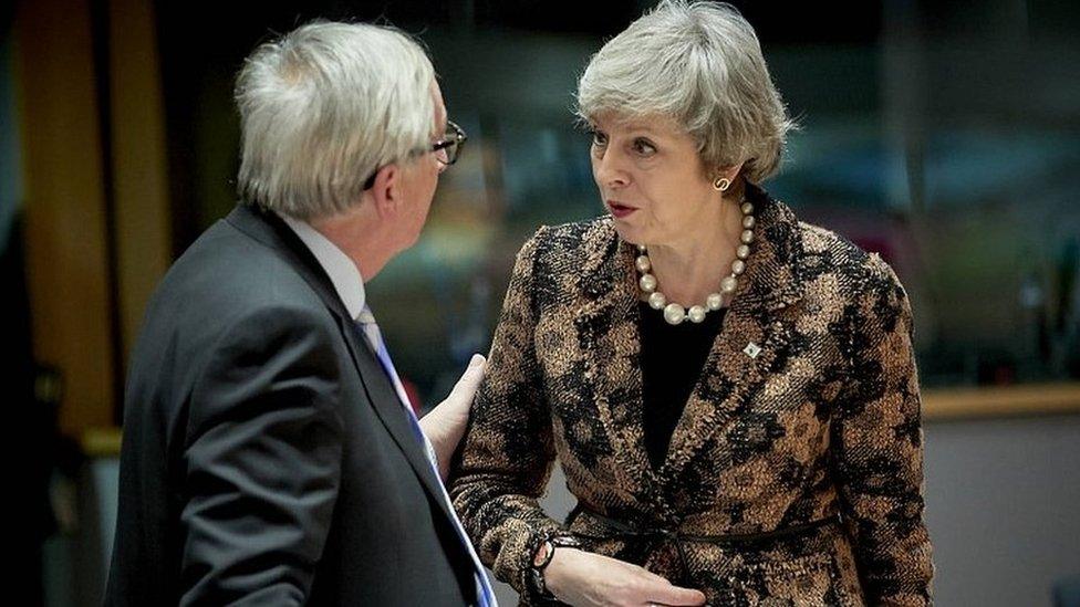 Theresa May yn siarad â llywydd y Comisiwn Ewropeaidd, Jean-Claude Juncker