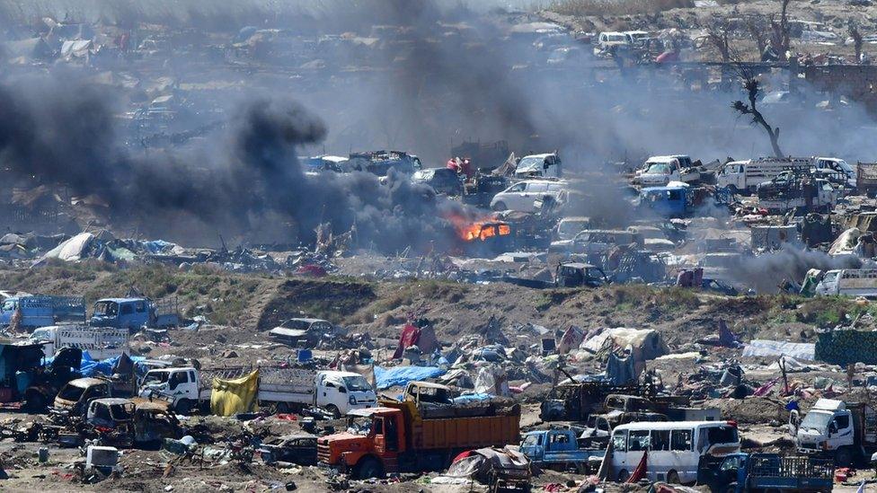 Smoke rises from tented encampment in eastern Syrian village of Baghuz (18 March 2019)