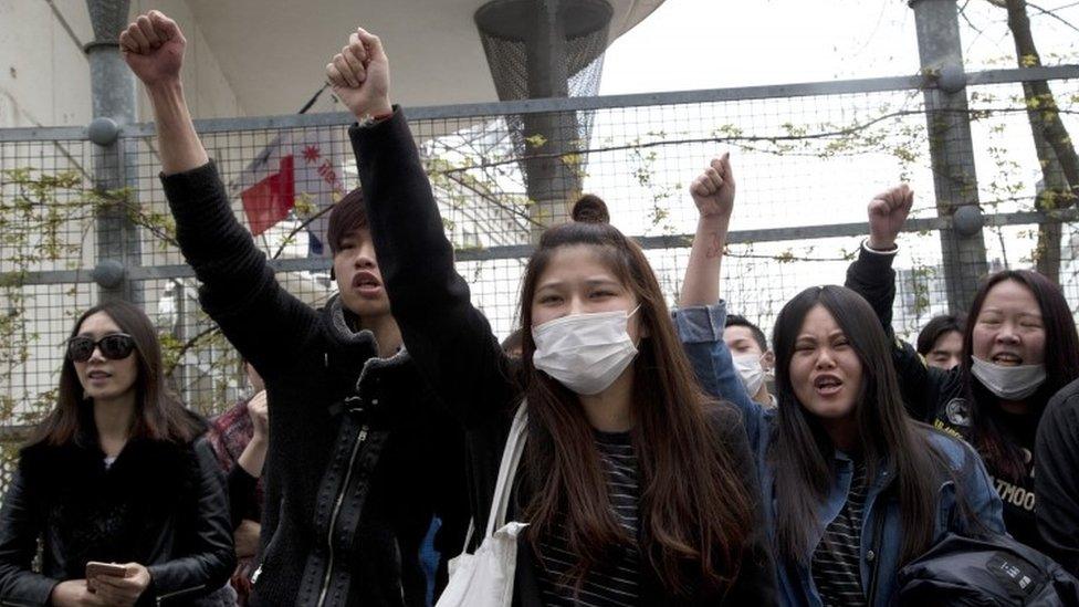 Demonstrators from the Asian community protest outside the 19th district's police station in Paris (28 March 2017)