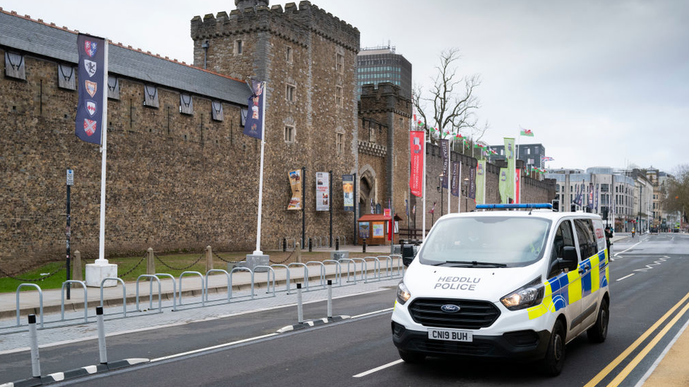 Cerbyd heddlu yn Stryd y Castell Caerdydd