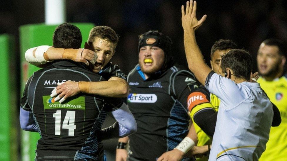 Glasgow celebrate Leonardo Sarto's try