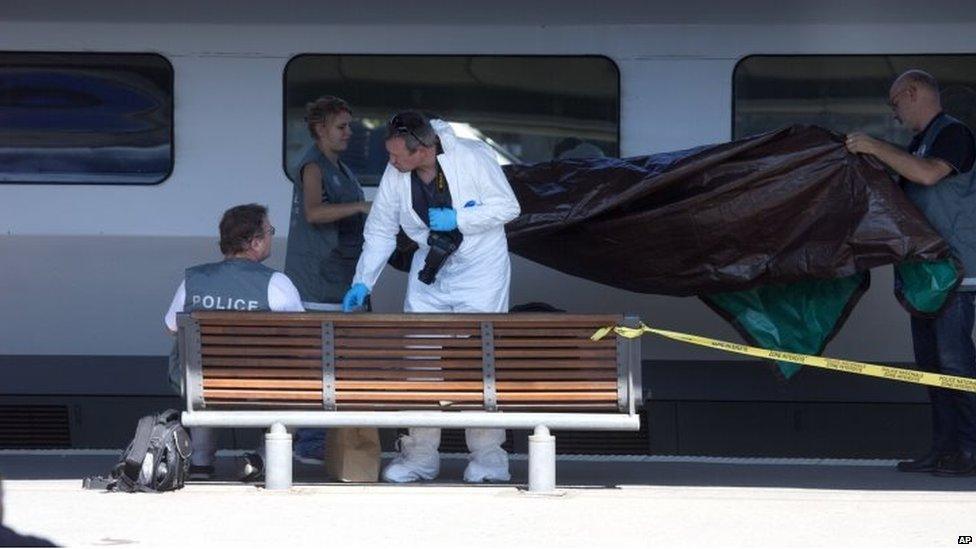 Police forensic officers take part in an investigation next to a Thalys train on the platform at Arras train station, northern France (22 August 2015)