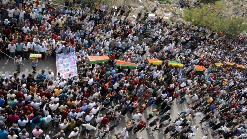 Residents carry coffins of people killed during in clashes in Cizre (13 September 2015)