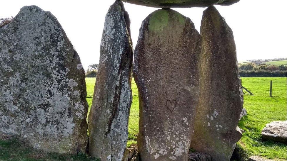 A photo of the graffiti on the monument