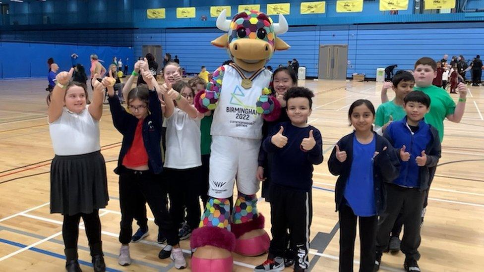 Raddlebarn students meet Perry the Bull, the Commonwealth Games mascot