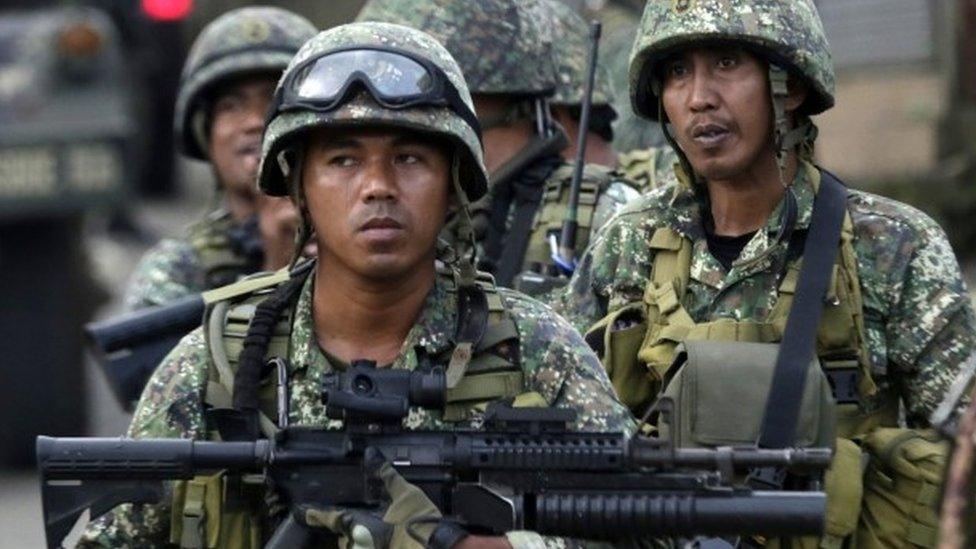 Soldiers advance on the fifth day of fighting between Islamist militants and government forces in Marawi city (28 May 2017)