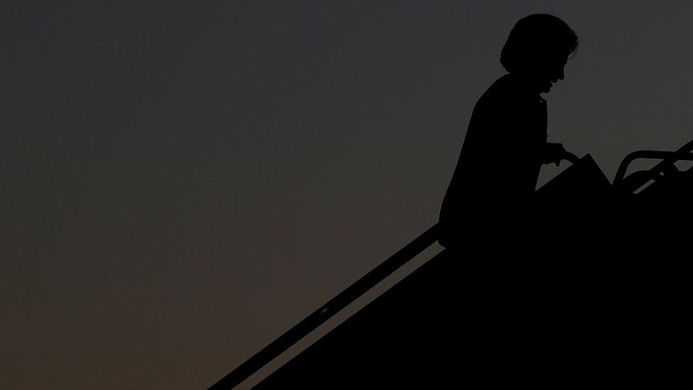 Clinton walks up to the plane