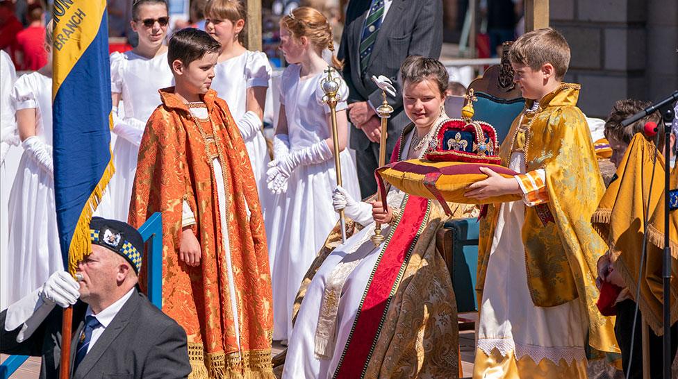 Susannah Ayling, aged 12, plays the part of The Queen in a re-enactment of the Queen's Coronation performed by a cast from members of the local Cubs, Scouts and Guides in the town square during Platinum Jubilee celebrations in Kelso, on day three of the Platinum Jubilee celebrations for Queen Elizabeth I