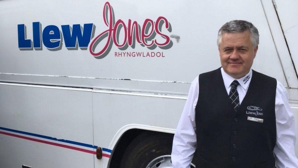 Steve Jones, cwmni bysiau Llew Jones Llanrwst