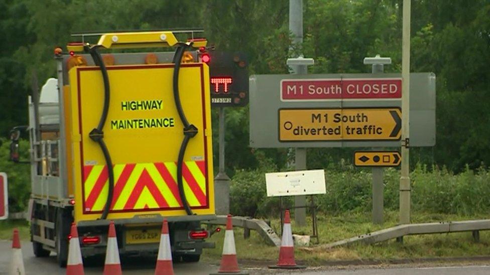 Sign saying M1 southbound is closed, 13 June 2016
