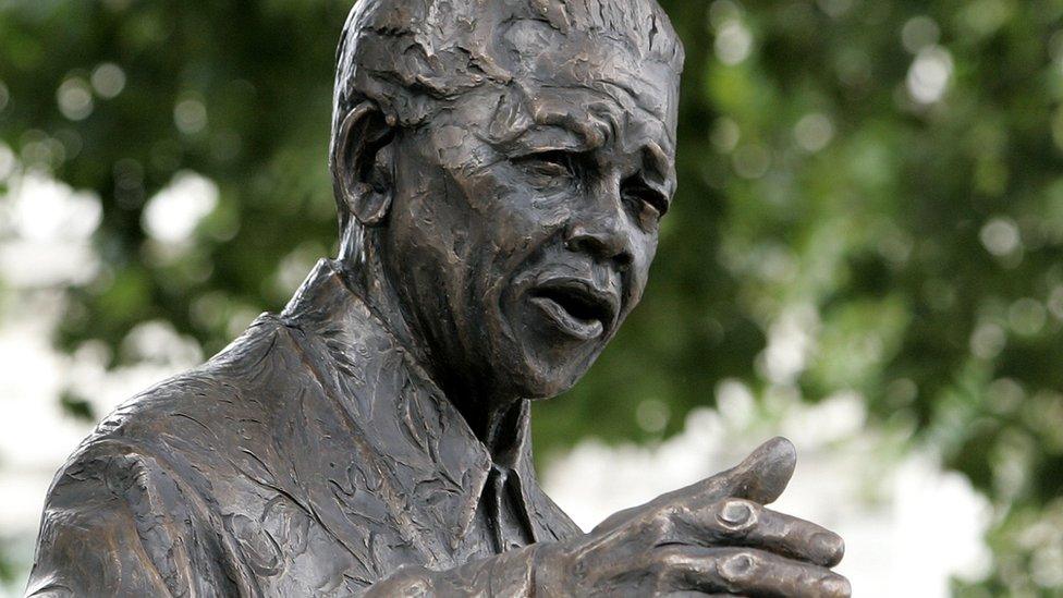 nelson mandela statue