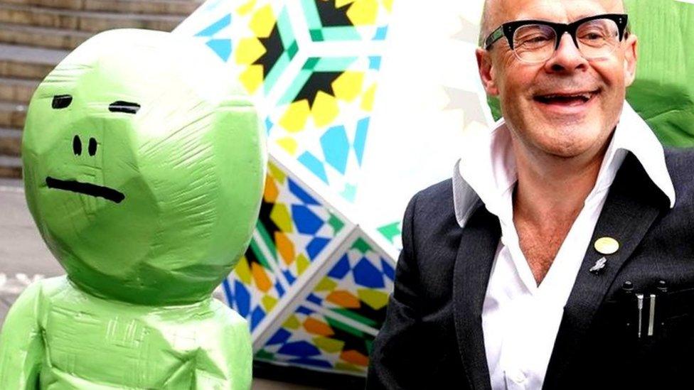 Harry Hill and an alien