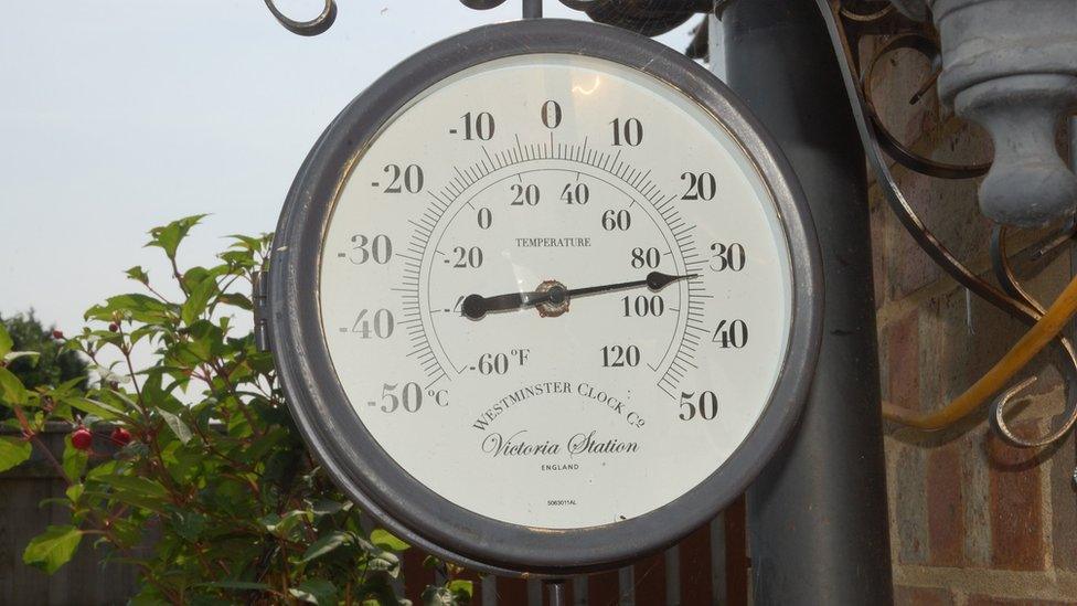 Thermometer, Ipswich, midday Wednesday, showing 32 degrees Celsius