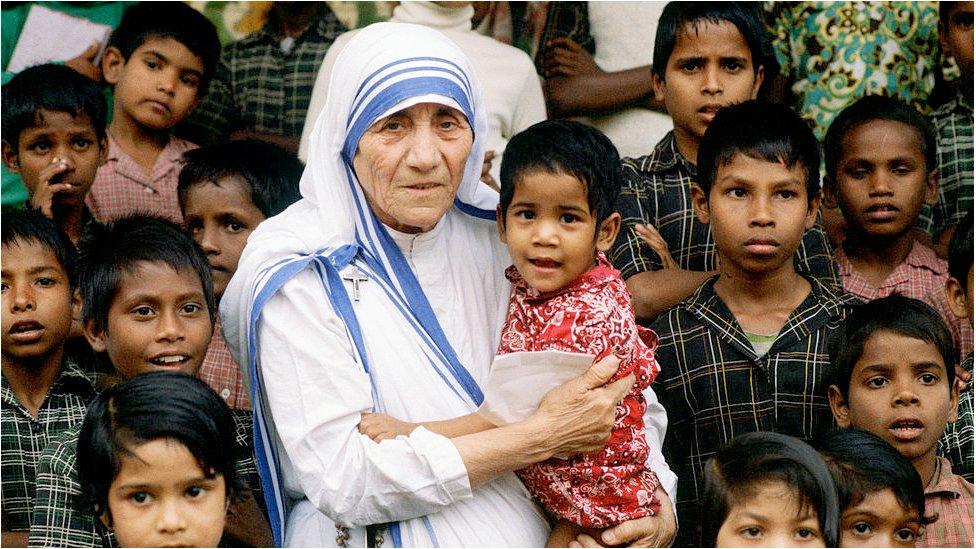 mother-theresa-with-children.