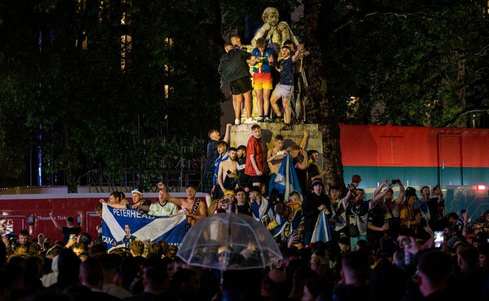 Fans on statue in London