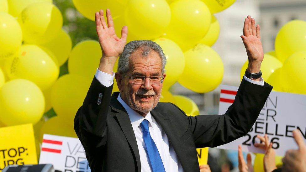 Alexander Van der Bellen, a former leader of the leftist Greens party now running as an independent, waves to supporters as he arrives for his final election rally ahead of Austrian presidential election in Vienna, Austria (20 May 2016)