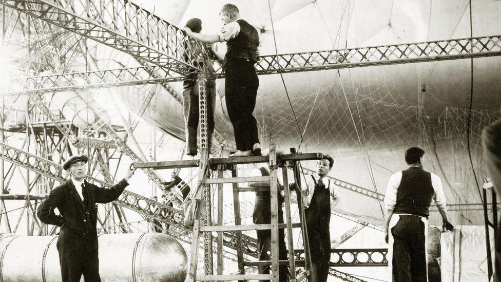 Men building Airship R101